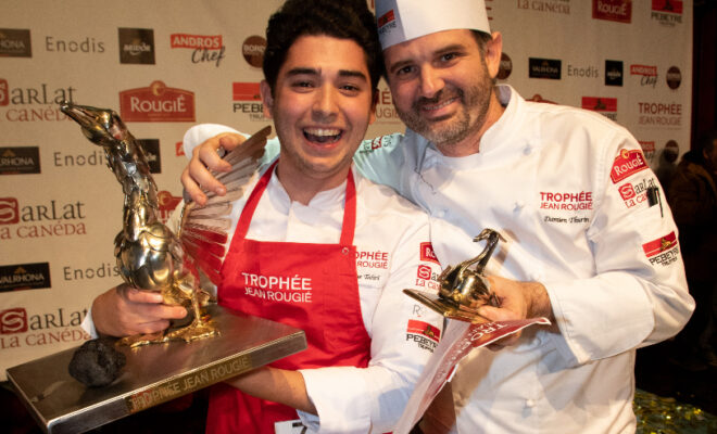 Yassine Tahri, estudiante de Licenciatura en Artes Culinarias en el Campus de Burdeos de la École Ferrandi Paris y su maestro Damien Thurin, ganadores del Trofeo Jean Rougié 2023 en Sarlat.