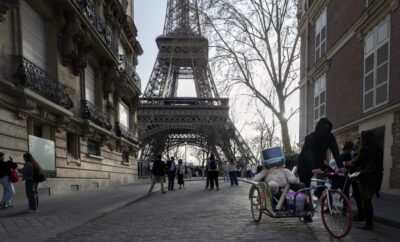 Intervención artística del street artist Brusk en París con la Torre Eiffel al fondo