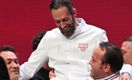 Chef Michaël Arnoult celebra la tercera estrella Michelin para el restaurante Les Morainières durante la ceremonia Michelin Guide Francia & Mónaco 2026
