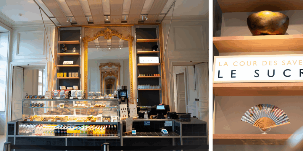 Interior de La Cour des Saveurs en el Château de Versailles con mostradores gastronómicos franceses y visitantes degustando productos gourmet