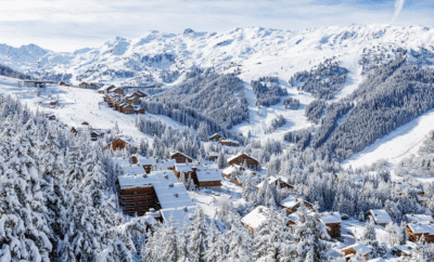 Méribel en los Alpes franceses durante la temporada de esquí
