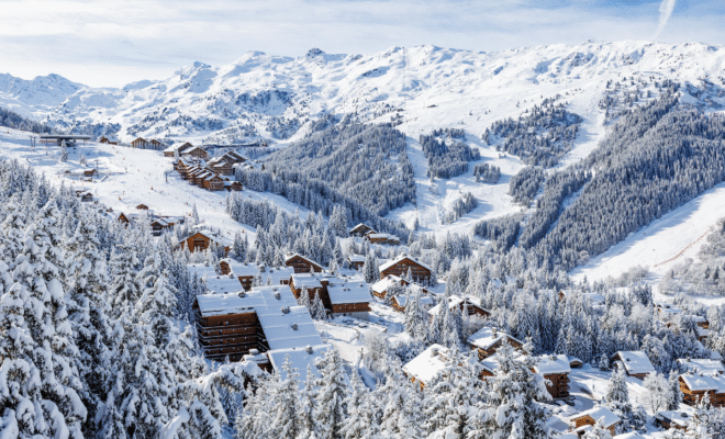Méribel en los Alpes franceses durante la temporada de esquí