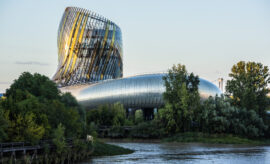 La Cité du Vin de Burdeos, reconocida por su compromiso con la sostenibilidad.